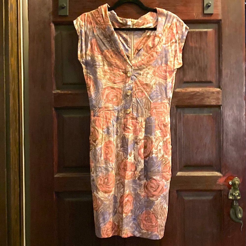 Many Belles midi dress form fitting floral pattern vintage inspired pockets smal